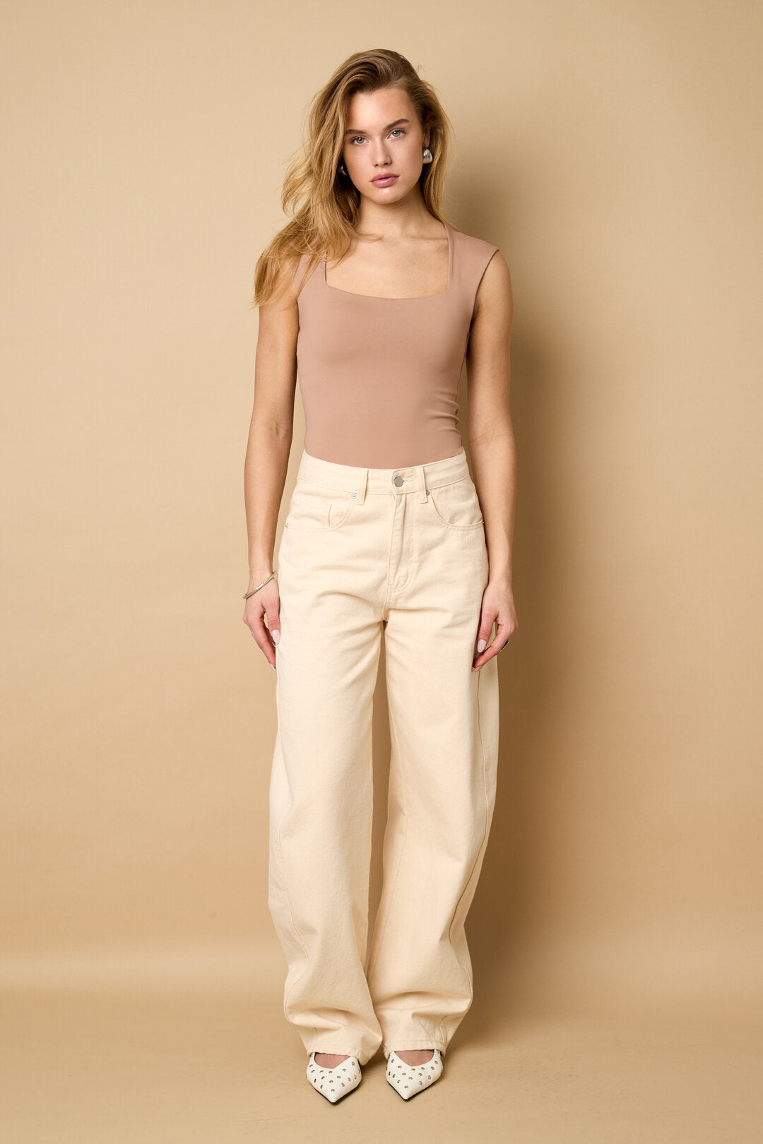 Bodycon abito scollo all'americana con gonna bianca e scarpe eleganti, stile primaverile ed estivo.