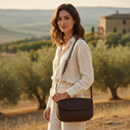 Borsa a tracolla marrone scuro con pattina semicircolare e tracolla in cuoio