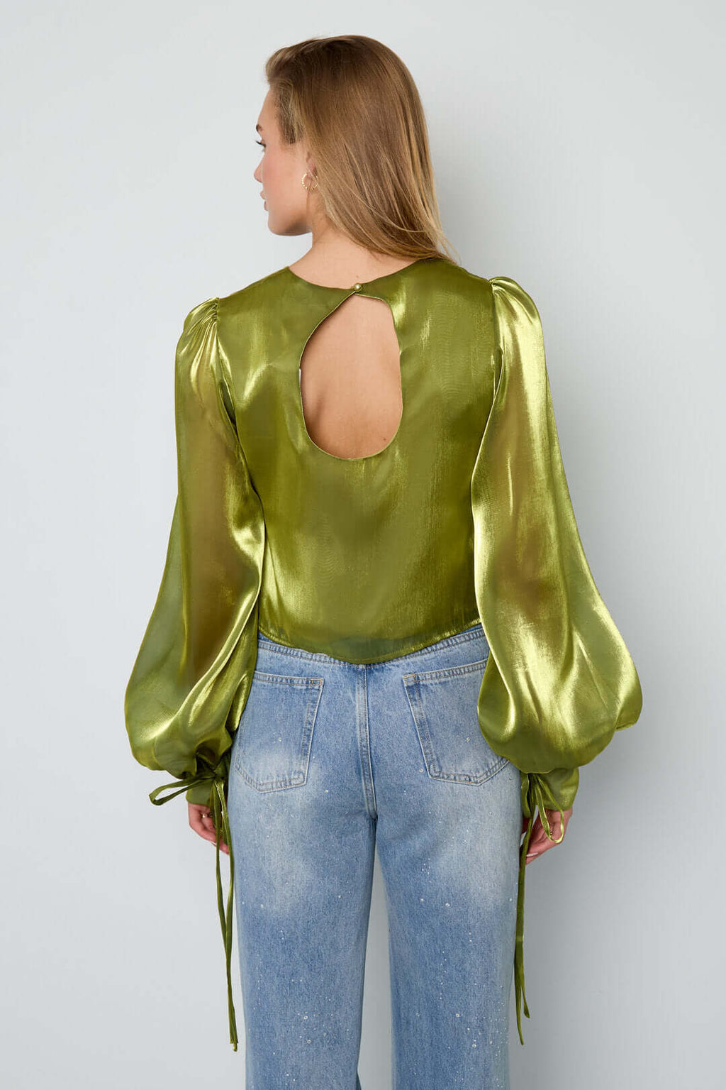 Camicetta donna verde metal con schiena scoperta e maniche a sbuffo