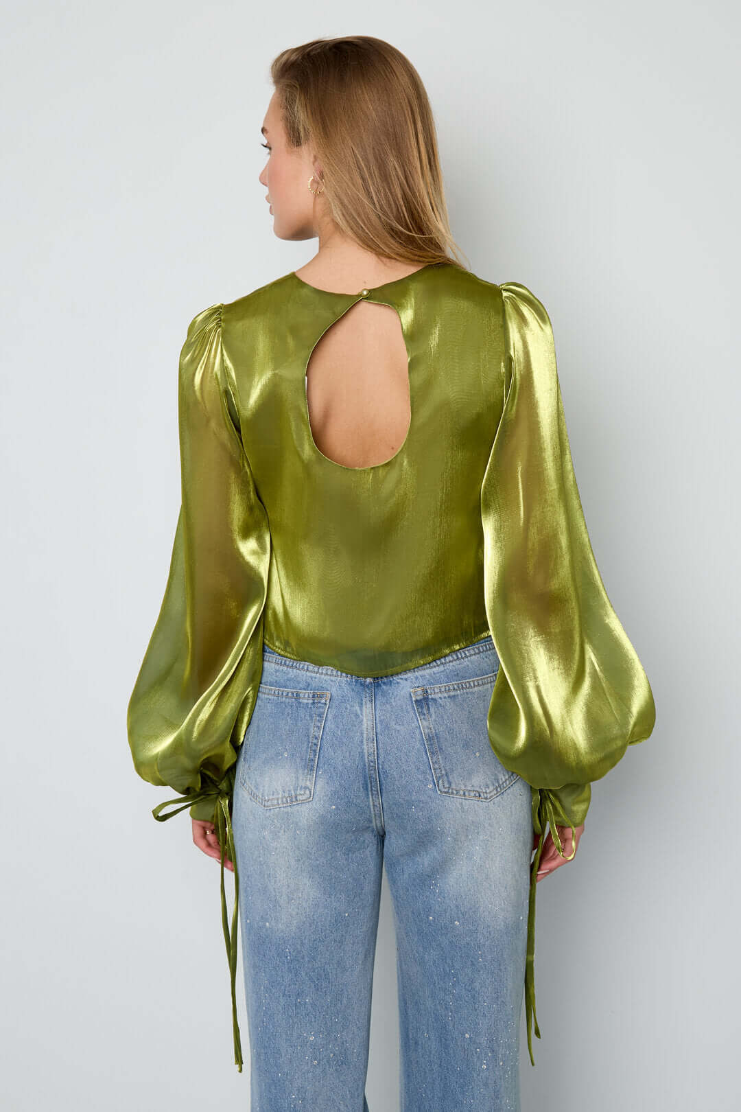 Camicetta donna verde metal con schiena scoperta e maniche a sbuffo