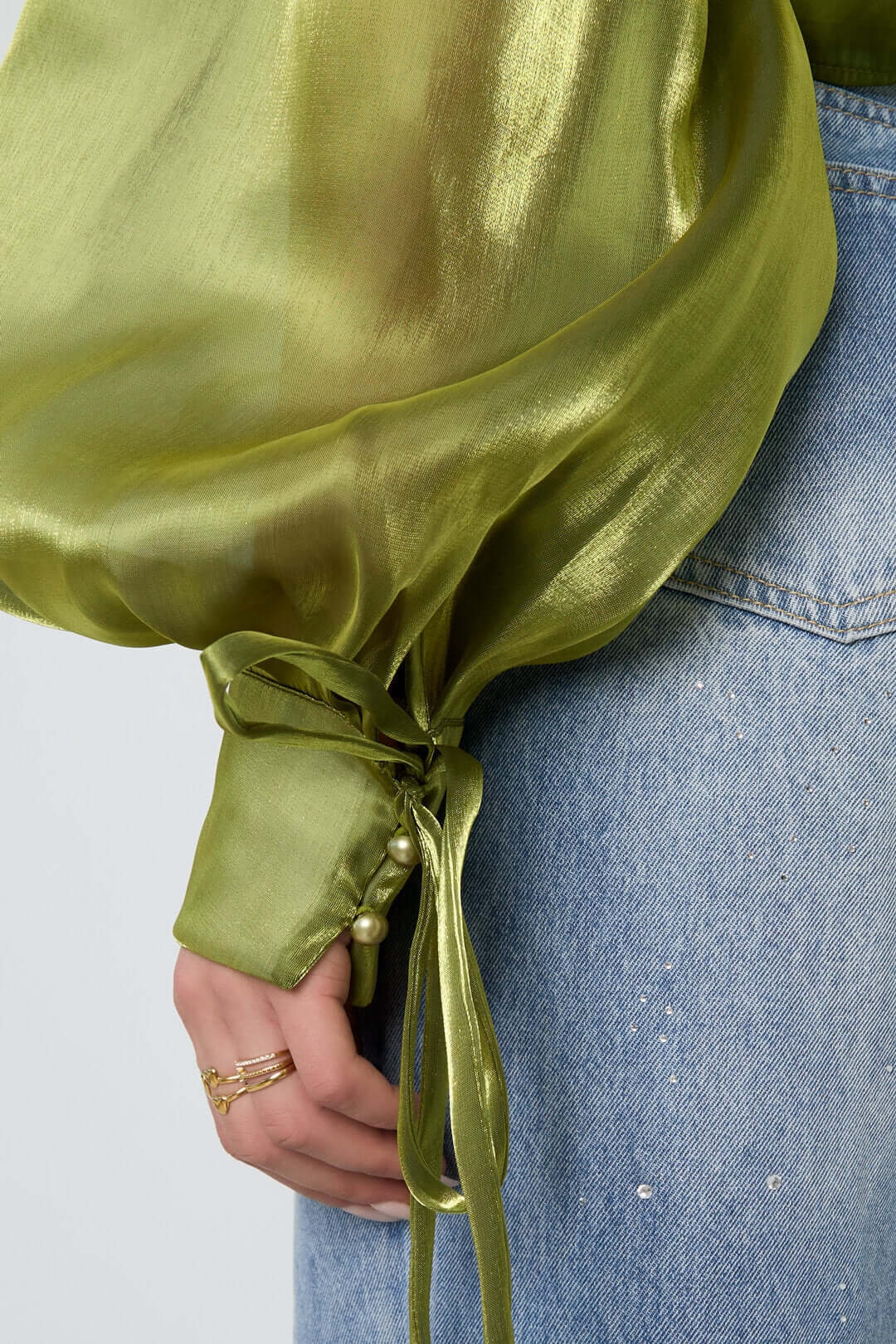 Camicetta donna verde metal dettaglio fiocco e manica a sbuffo
