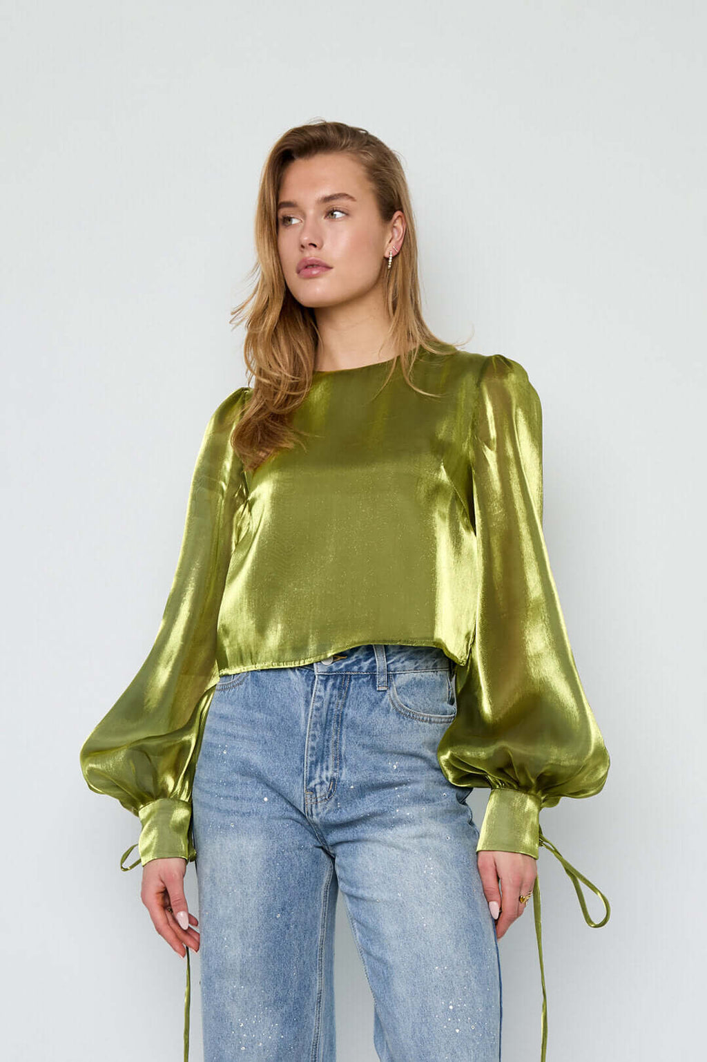 Camicetta donna verde metallizzata con maniche a palloncino e lacci ai polsini