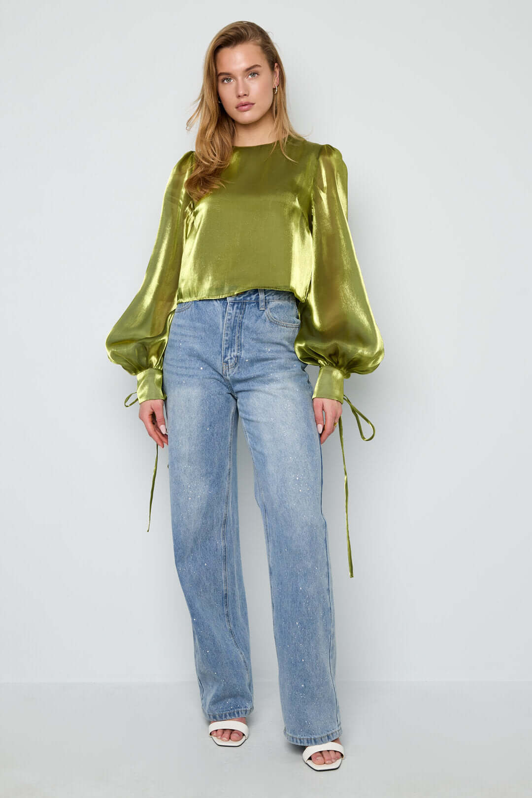 Camicetta donna verde metal con maniche a palloncino e lacci sui polsini