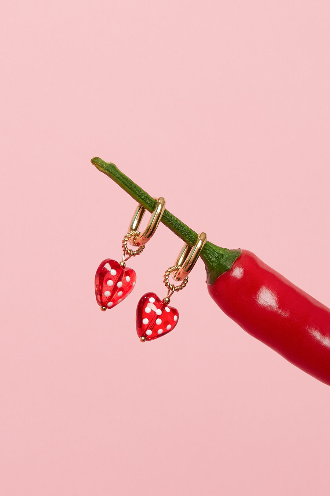 Orecchini con cuori pendenti a pois