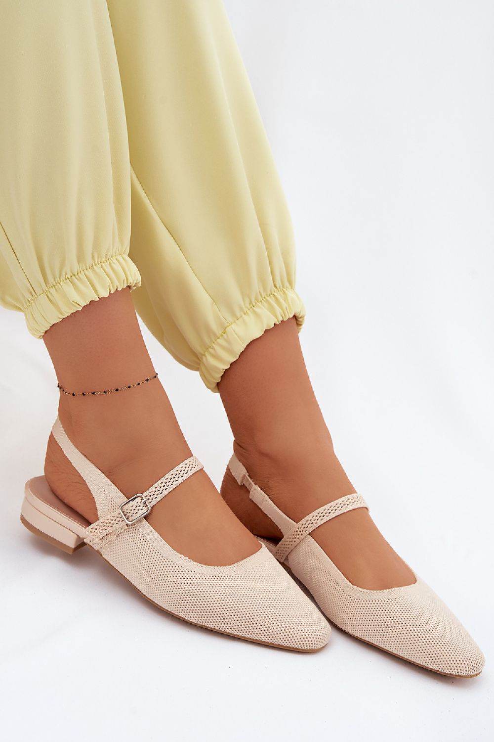 Sandali donna beige con cinturino incrociato e tacco basso blocco