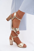 Sandali con tacco da donna in pelle effetto metallico oro, cinturino alla caviglia