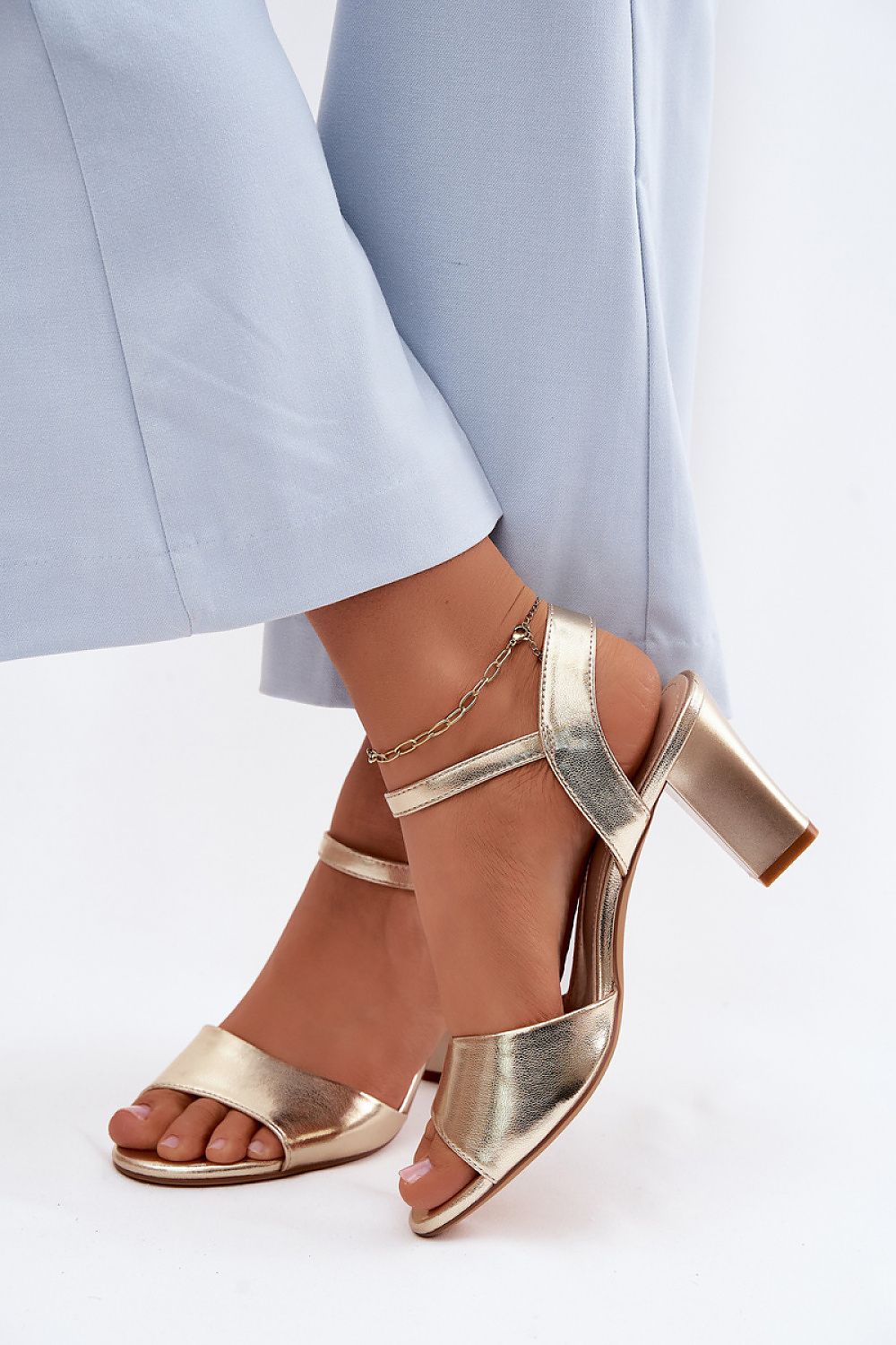 Sandali con tacco da donna oro metallico, cinturini incrociati e tacco medio