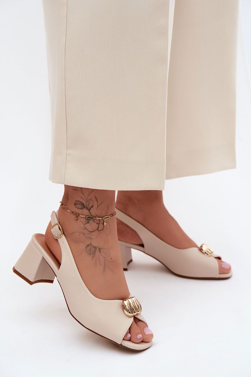 Sandali con tacco beige con punta aperta, ricamo floreale e fibbia dorata