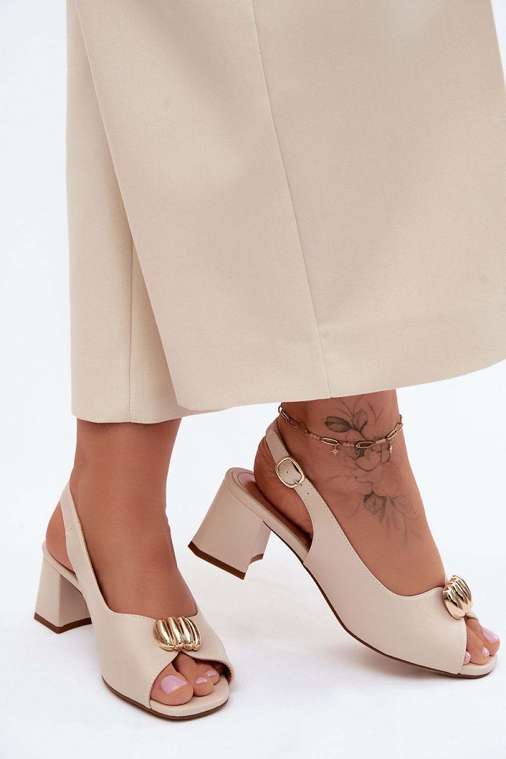 Sandali con tacco beige con cinturino, ricamo floreale e fibbia dorata
