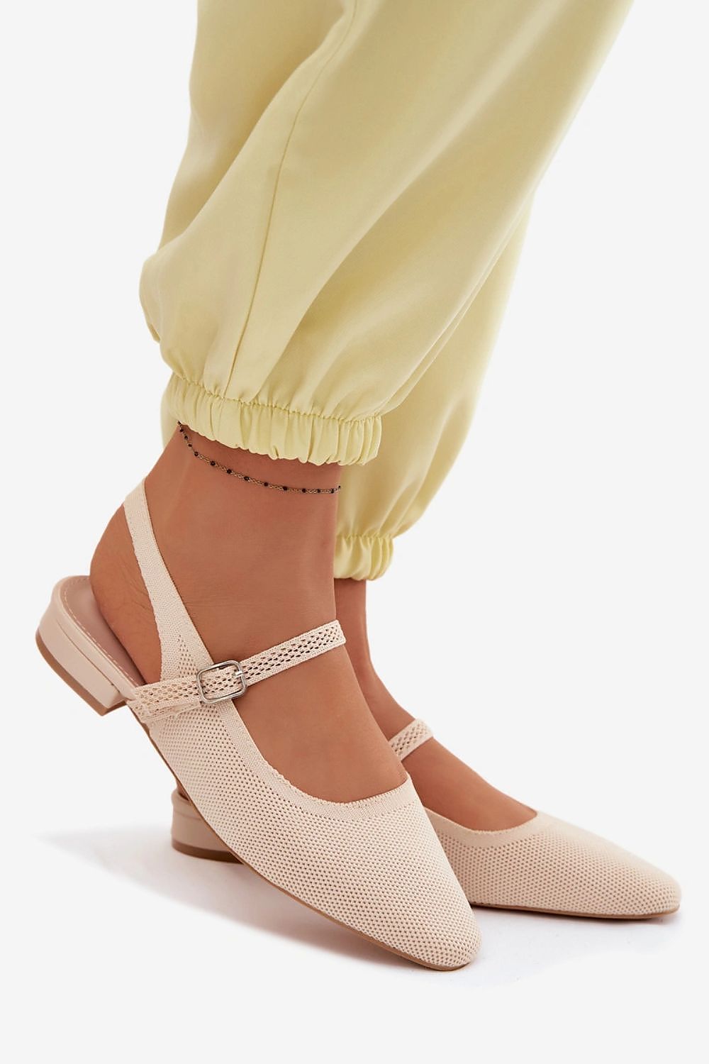 Sandali donna beige con fascia slingback intrecciata e tacco basso