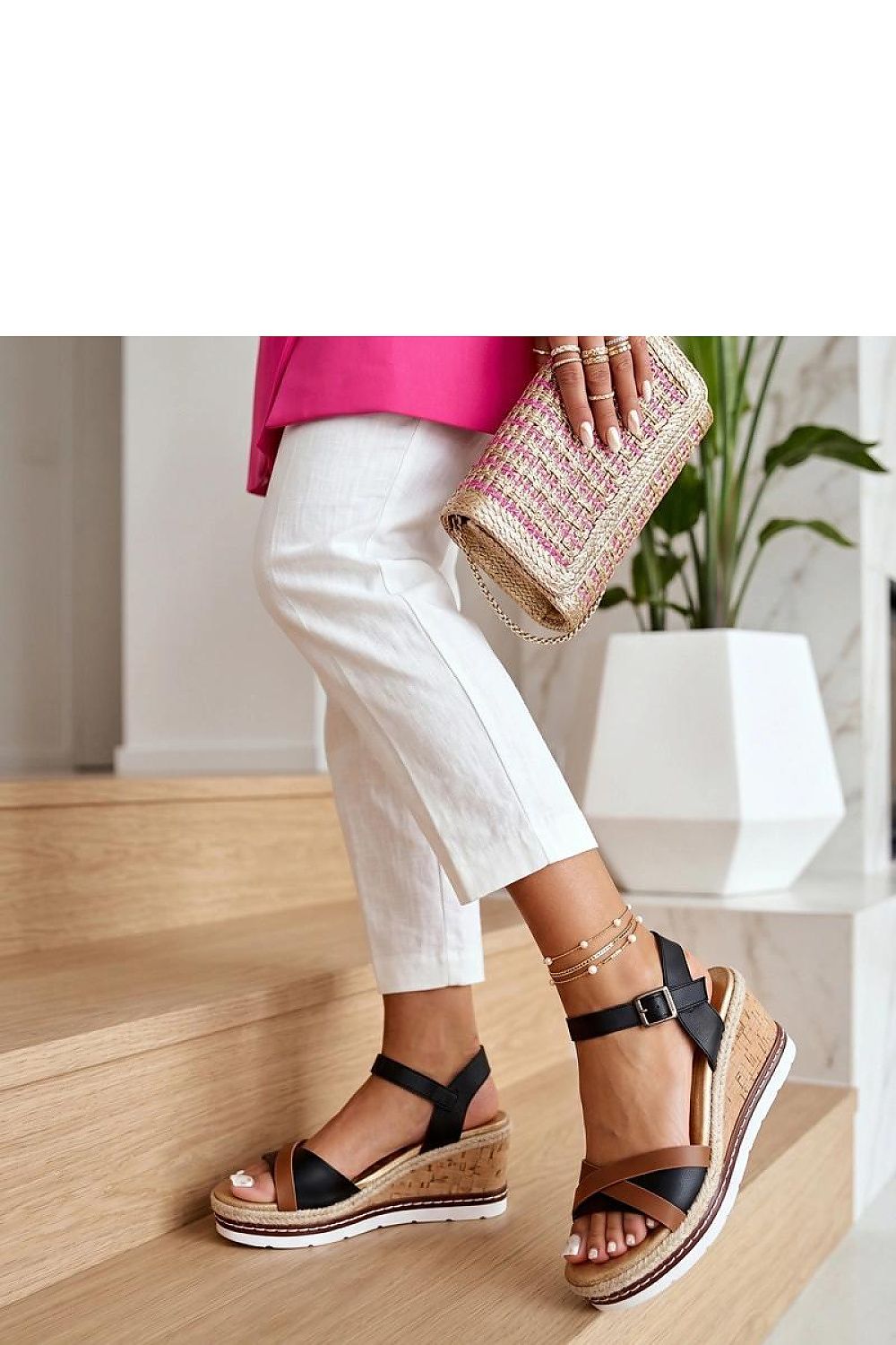 Sandali con zeppa e cinturini neri, suola beige con trama in corda