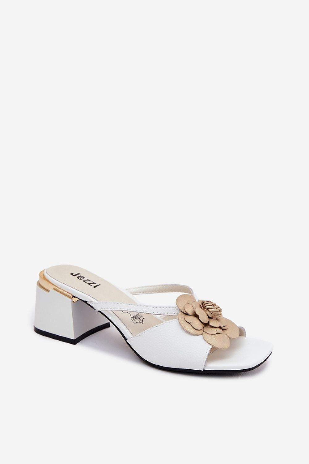 Zoccoli con tacco bianchi con fiore beige e fascia intrecciata sul davanti