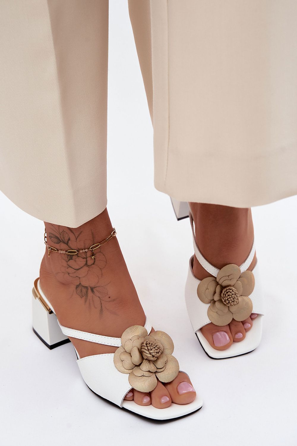 Zoccoli con tacco bianchi con fiore beige grande sul cinturino anteriore