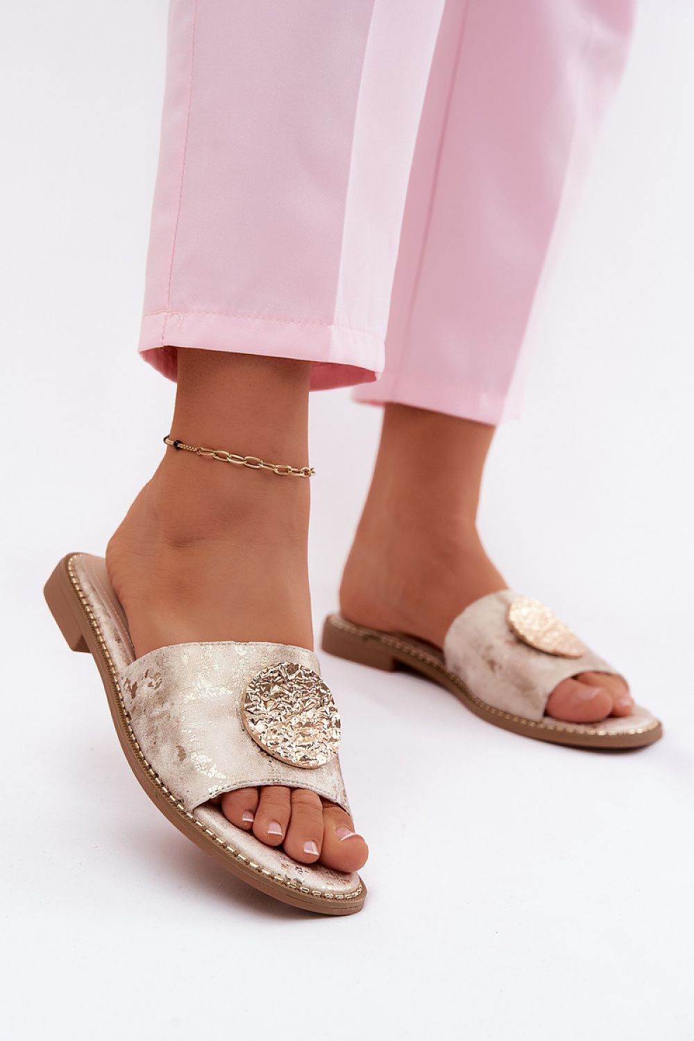 Ciabatte estive da donna beige con cinturino e fibbia tonda glitterata, punta aperta