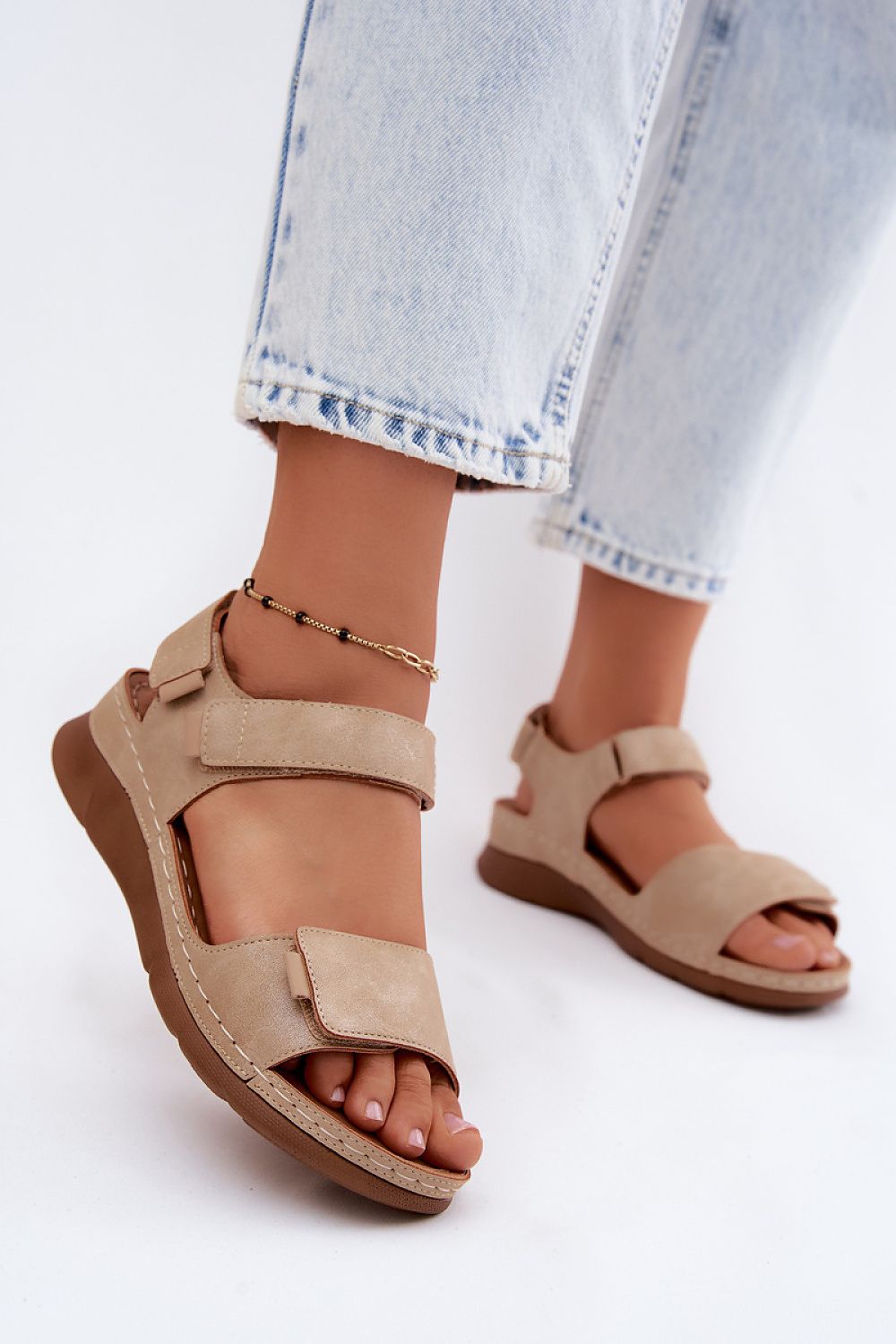 Sandali estivi beige con cinturini e suola marrone, tacco basso, fibbia a strappo