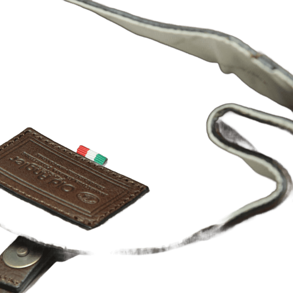 Etichetta in pelle con passante e cinghie, dettagli metallo e cuciture.