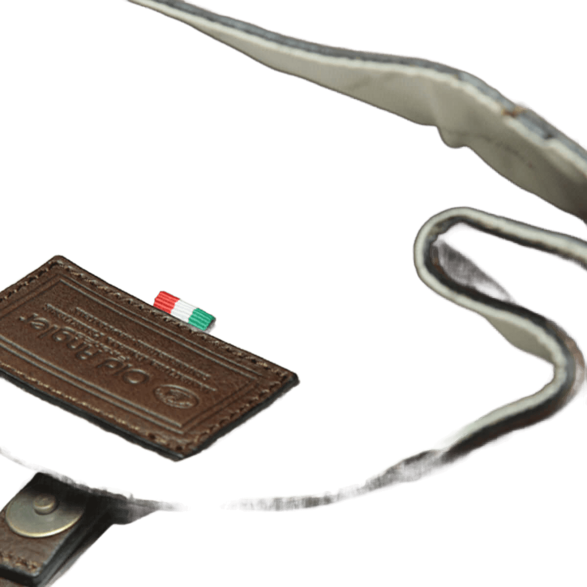 Etichetta in pelle con passante e cinghie, dettagli metallo e cuciture.