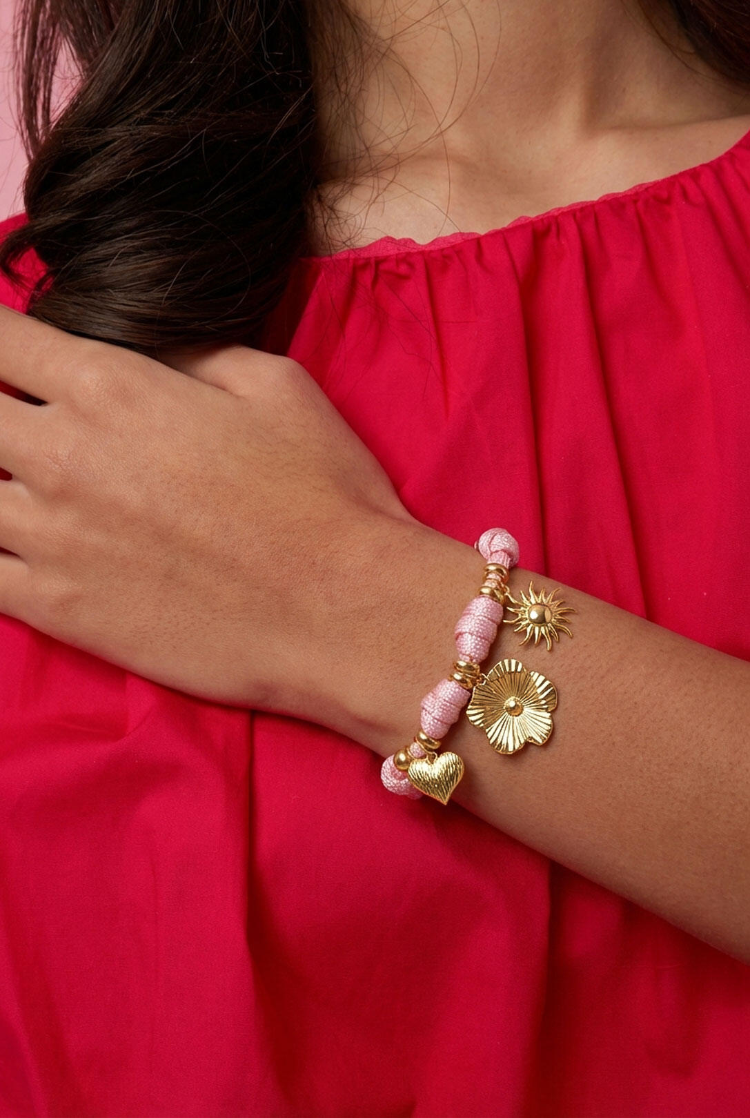 Bracciale in corda con nodi e vari ciondoli