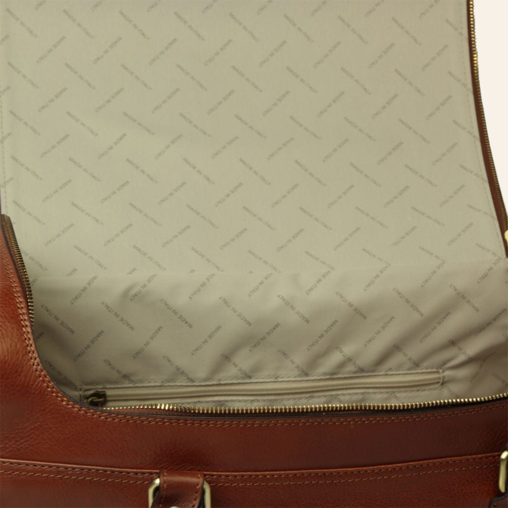 Interno della borsa da viaggio in pelle marrone con fodera beige e tasca con zip