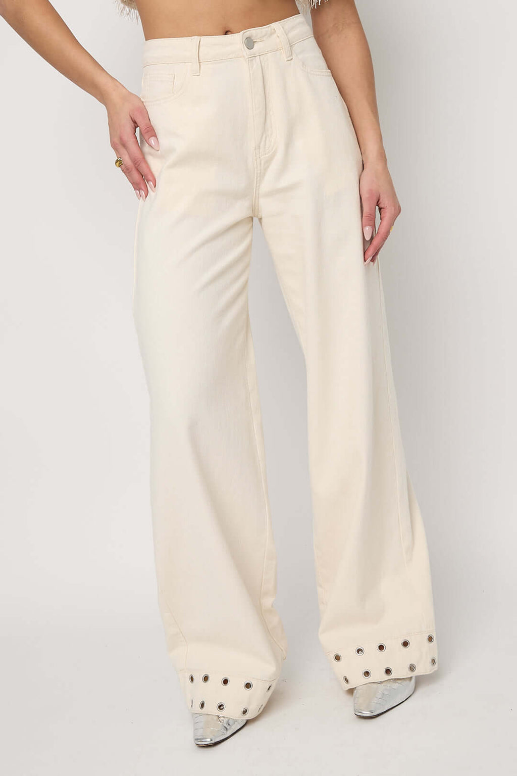 Jeans con occhielli