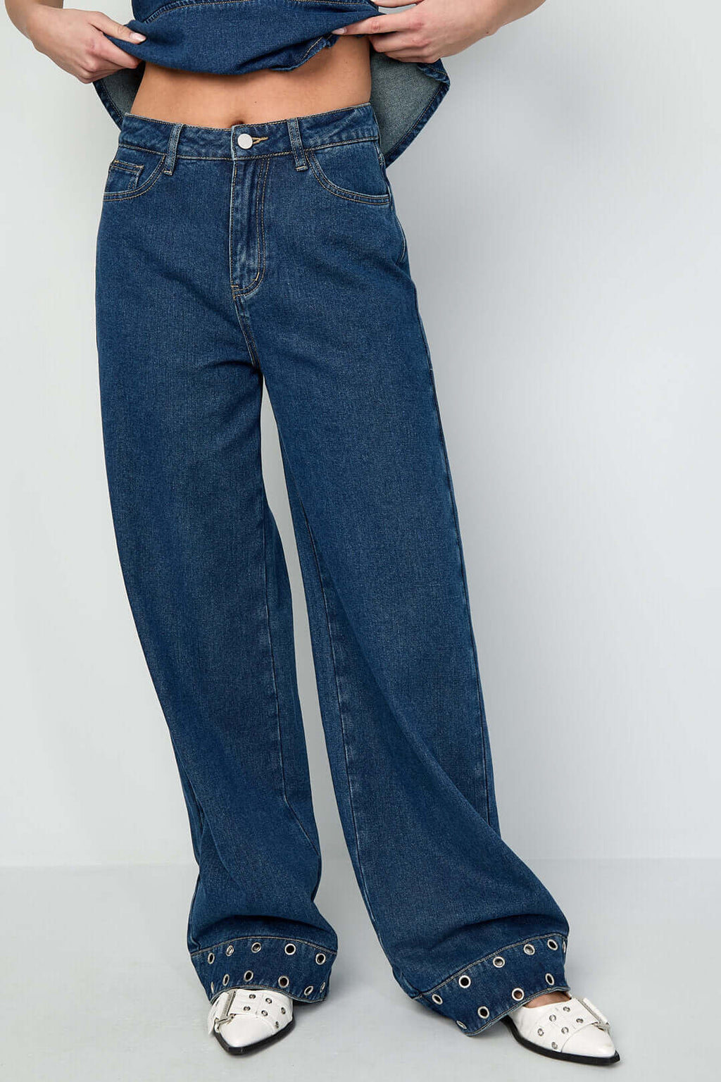 Jeans donna blu a gamba larga con bordo occhielli e risvolto