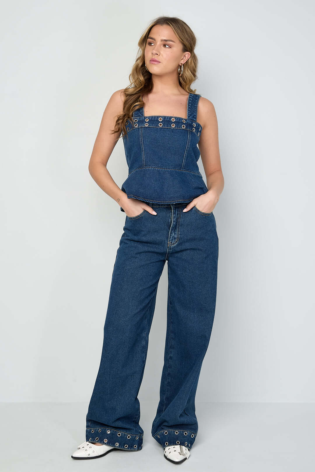 Jeans con occhielli