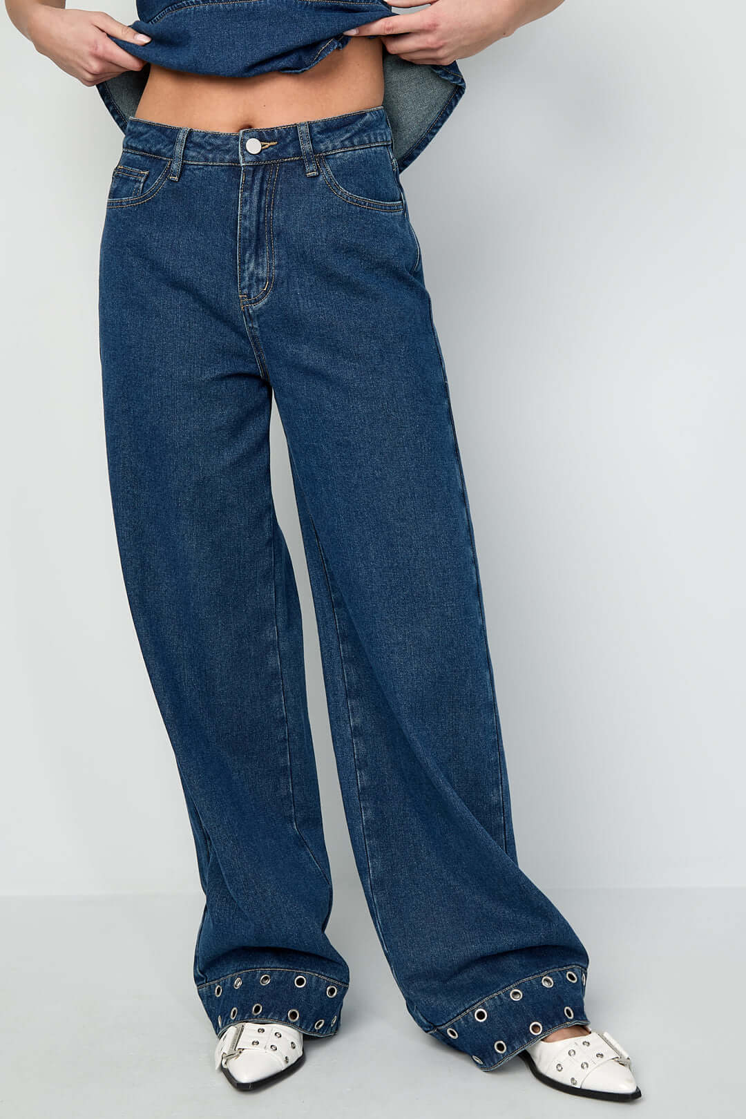 Jeans con occhielli