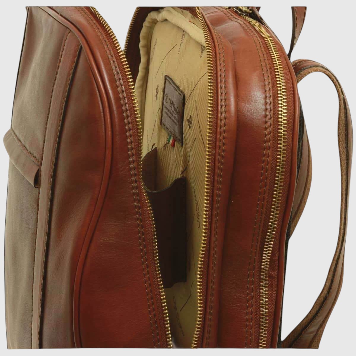 Zaino in vitello marrone mogano, interno beige con tasca e cerniera