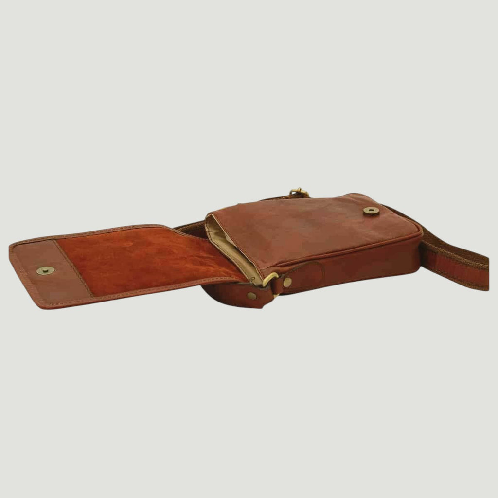 Borsa a tracolla Old Angler in pelle marrone, chiusura a patta e tracolla