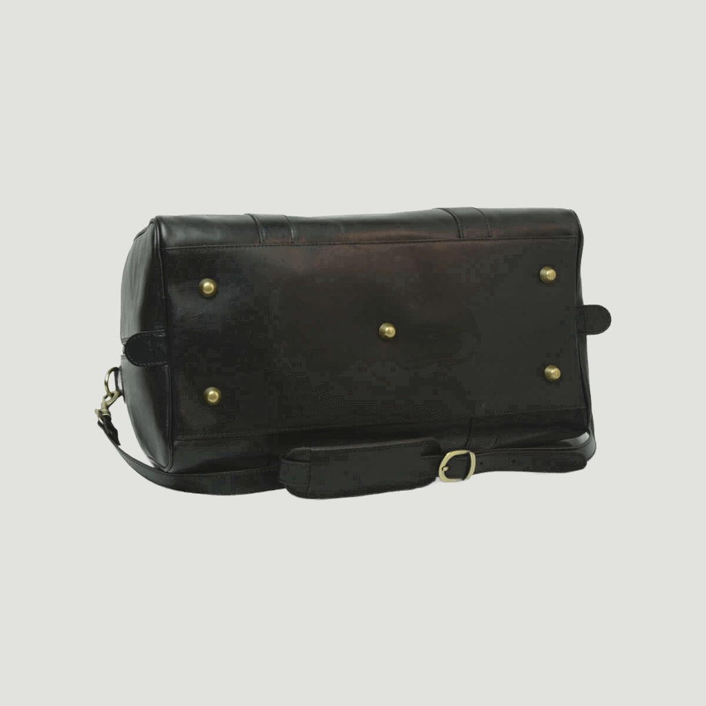 Borsone in pelle nera con tasca posteriore e rivetti metallici; tracolla