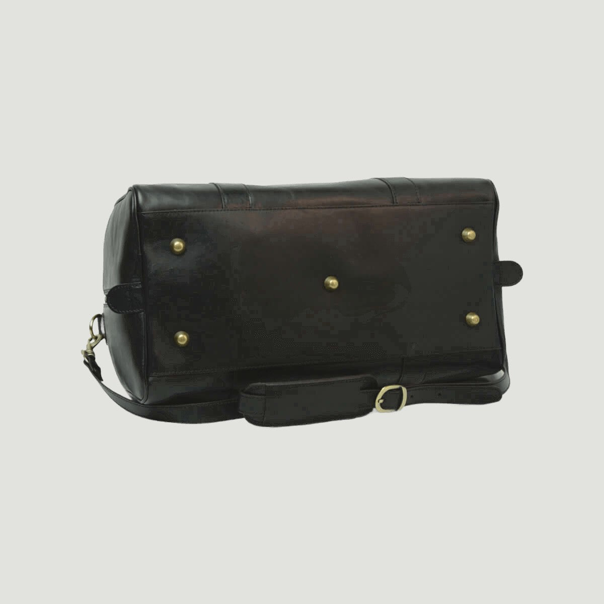 Borsone in pelle nera con tasca posteriore e rivetti metallici; tracolla