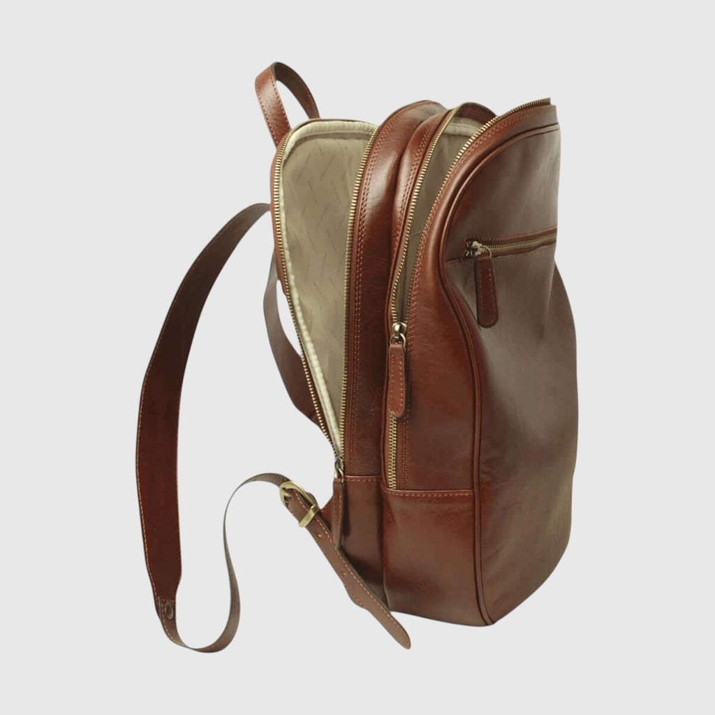 Zaino in pelle di vitello marrone con zip frontale e tracolla regolabile