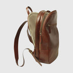 Zaino in pelle di vitello marrone con zip frontale e tracolla regolabile