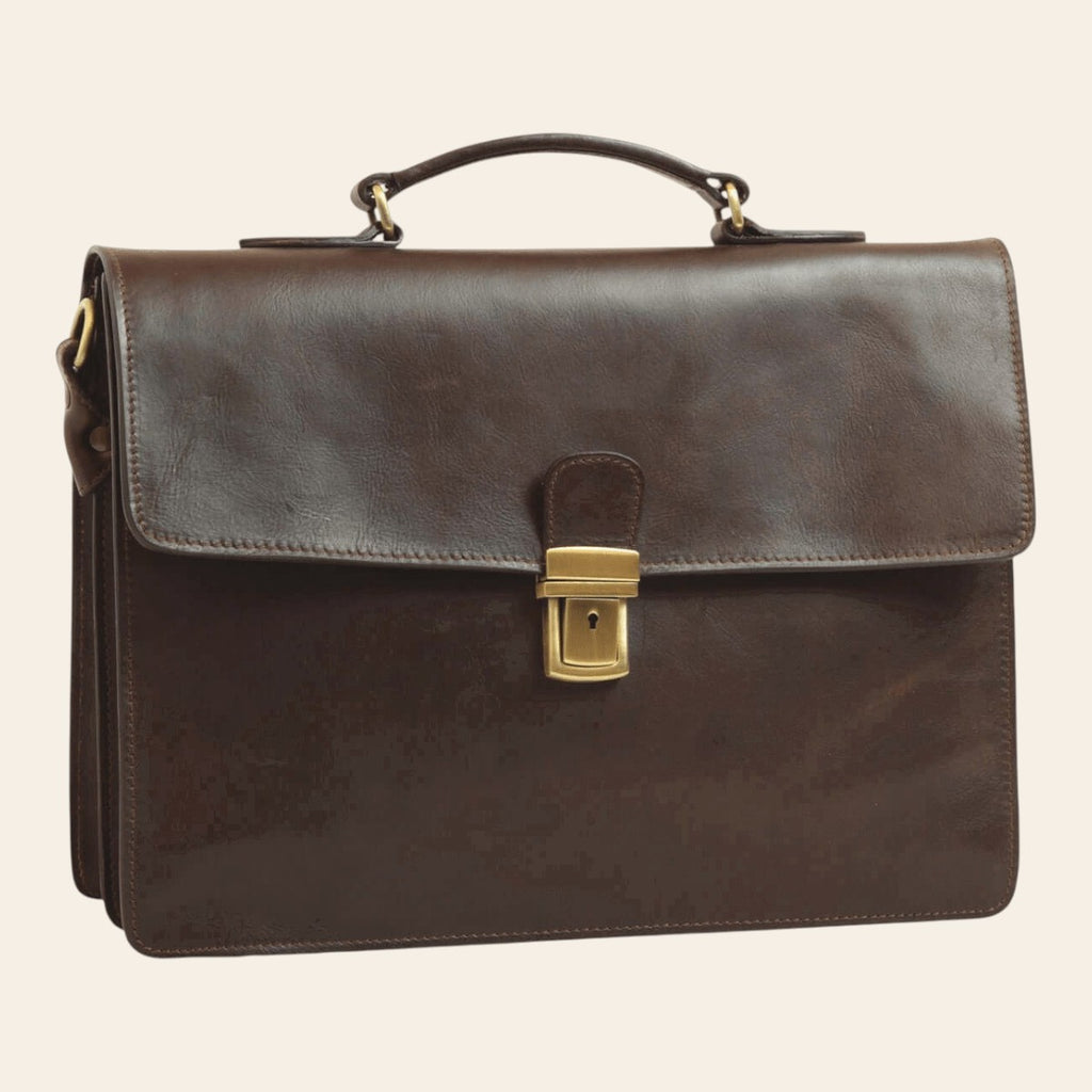 Borsa porta laptop in pelle marrone scuro, patta con fibbia dorata e manici
