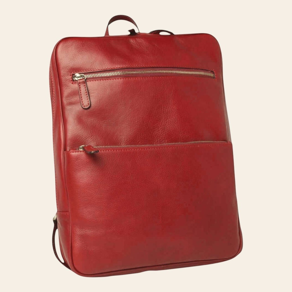 Mochila de piel de becerro en color rojo, vista frontal con dos bolsillos con cremallera y asa superior