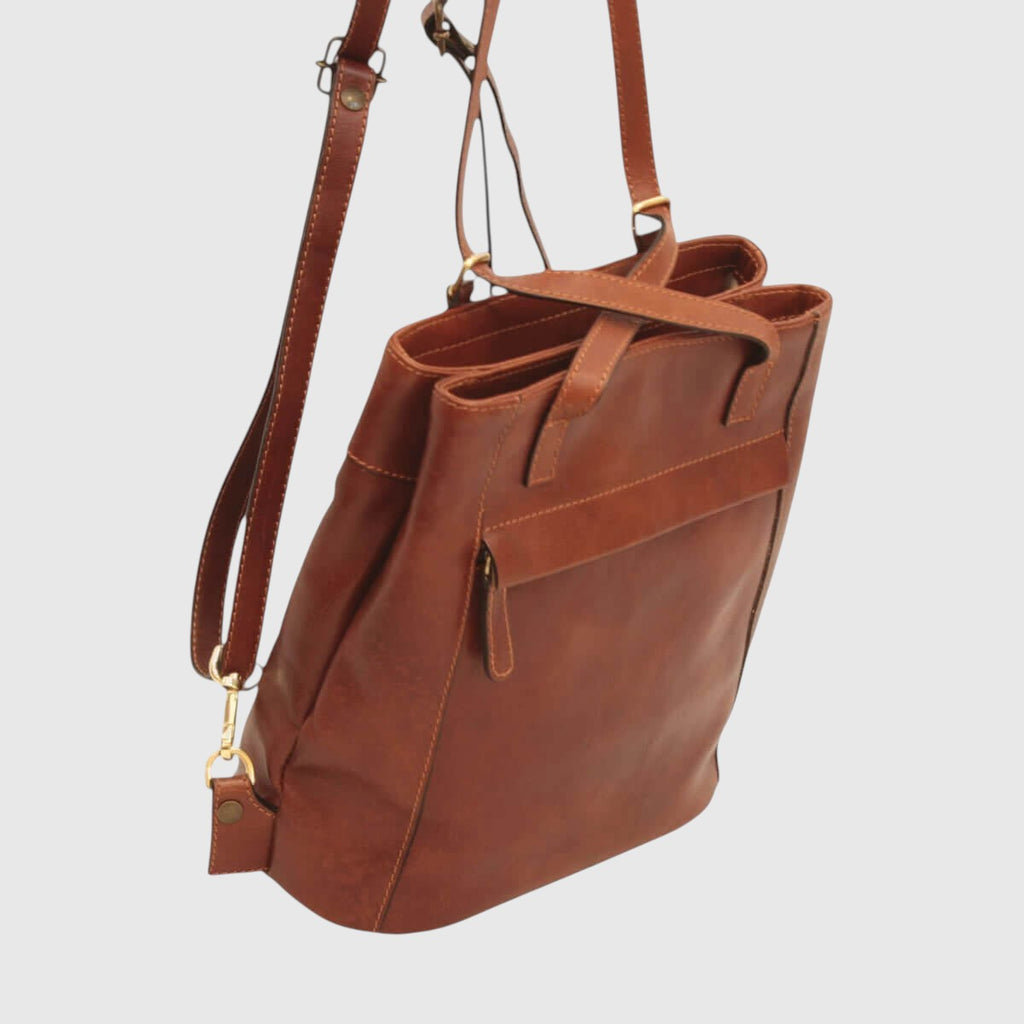 Zaino in pelle marrone con cinghie e dettagli laterali con fibbie metalliche
