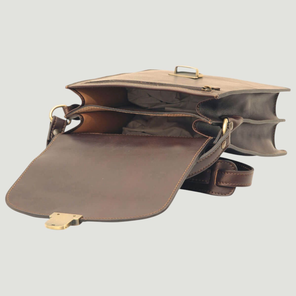 Borsa a tracolla in pelle marrone scuro aperta con fodera interna visibile