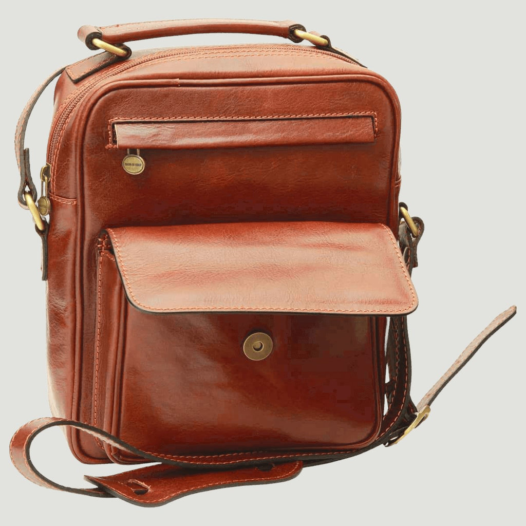 Borsa a tracolla in pelle marrone con tasca frontale e tracolla regolabile