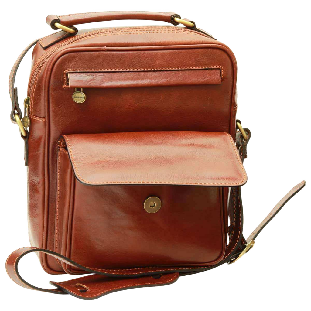 Borsa a tracolla marrone con tasca frontale e patta con bottone; dettagli cuciture