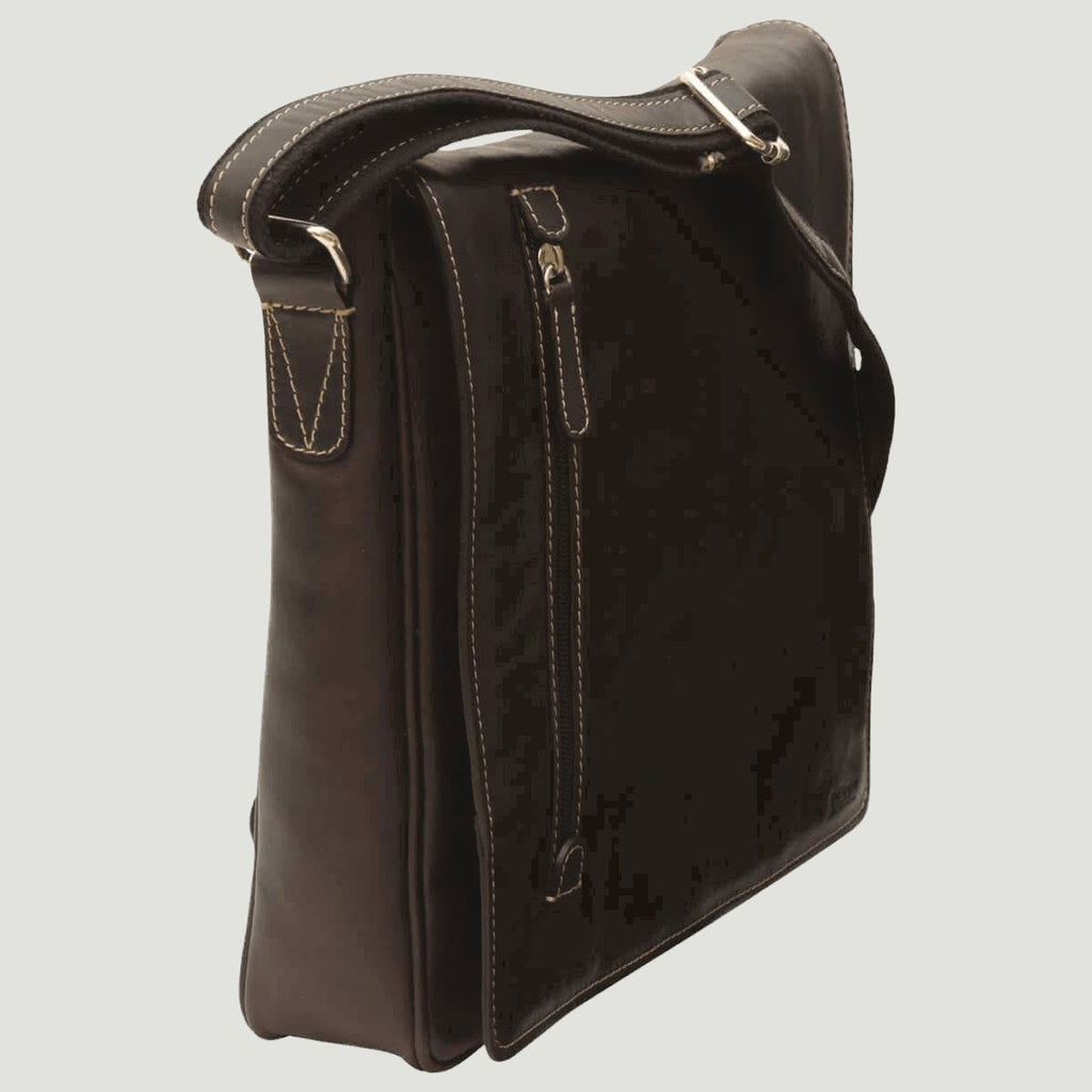 Borsa a tracolla in pelle nera con zip frontale e bordo rinforzato, vista laterale