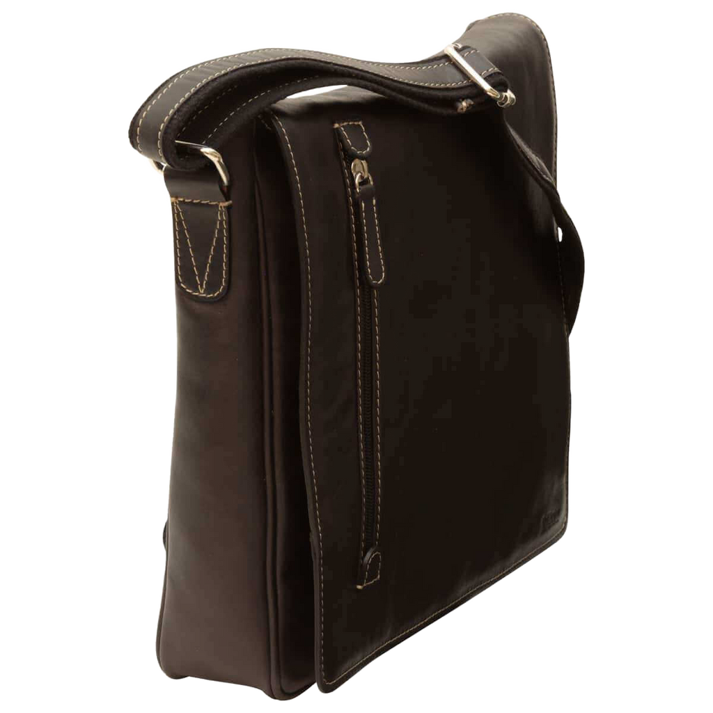 Borsa messenger in pelle nera vista laterale con passante per tracolla