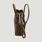 Borsa marrone in pelle con apertura superiore e fodera chiara, tracolla
