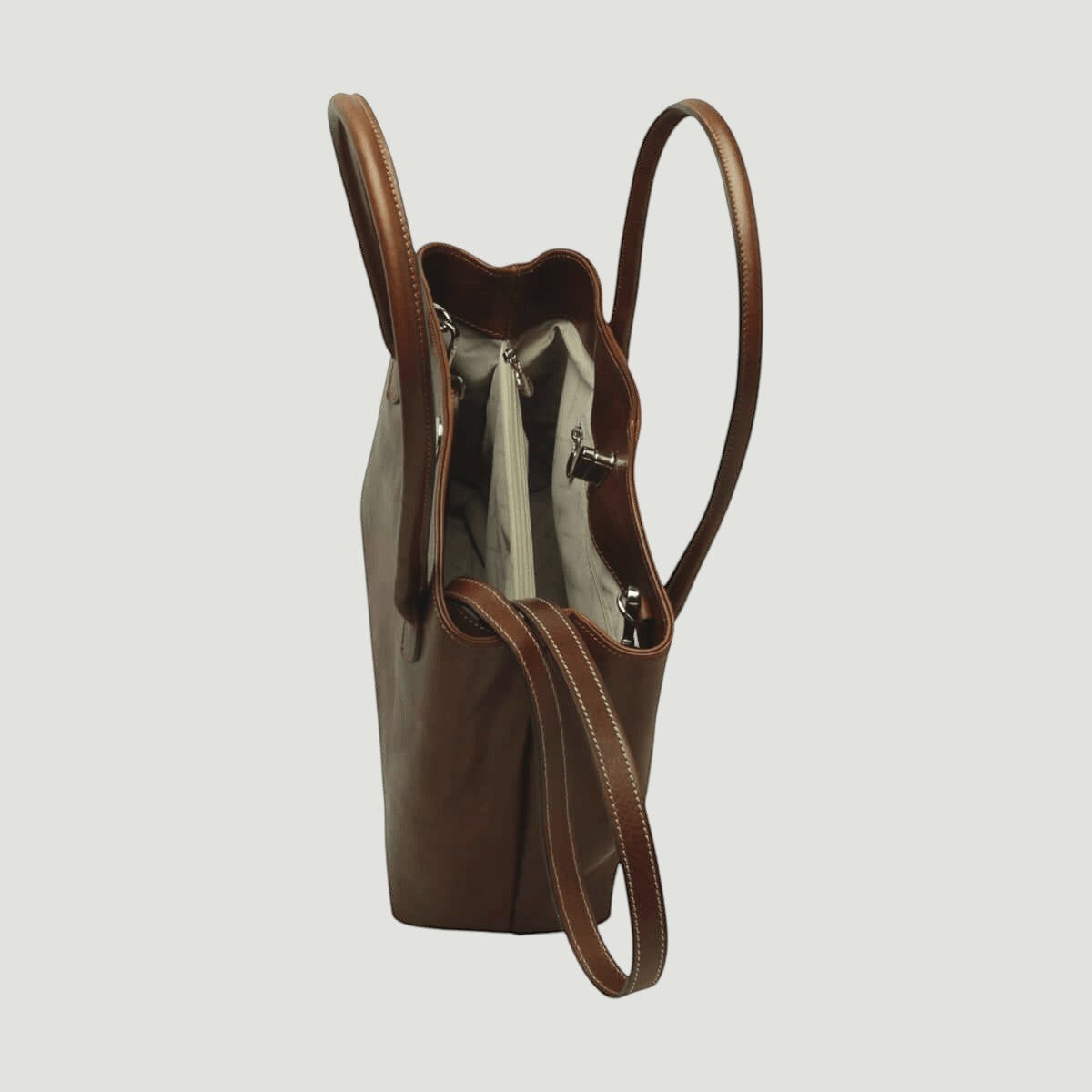 Borsa marrone in pelle con apertura superiore e fodera chiara, tracolla