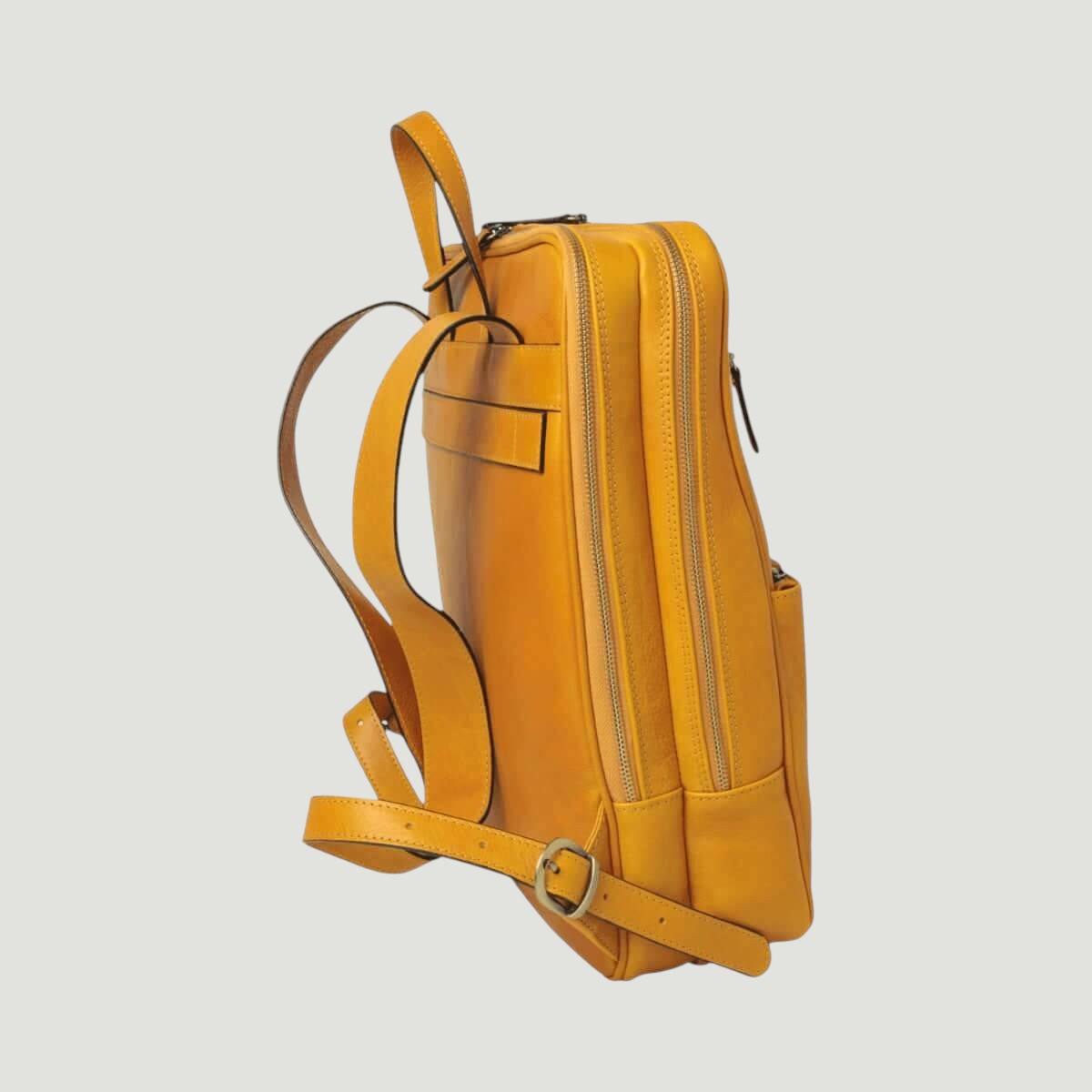Zaino in pelle giallo ocra con tasca frontale con zip e tracolle regolabili