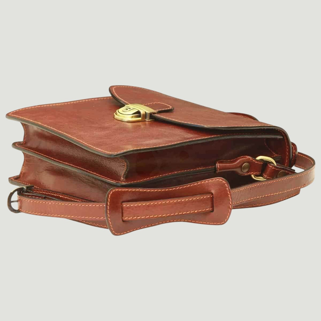 Borsa a tracolla in pelle marrone con patta superiore e fibbia, tasca frontale
