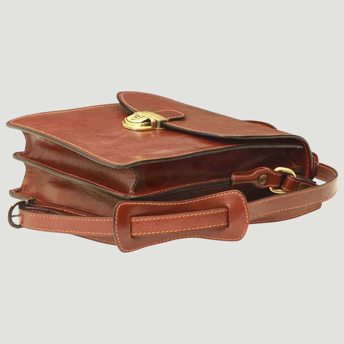 Borsa a tracolla in pelle marrone con patta superiore e fibbia, tasca frontale