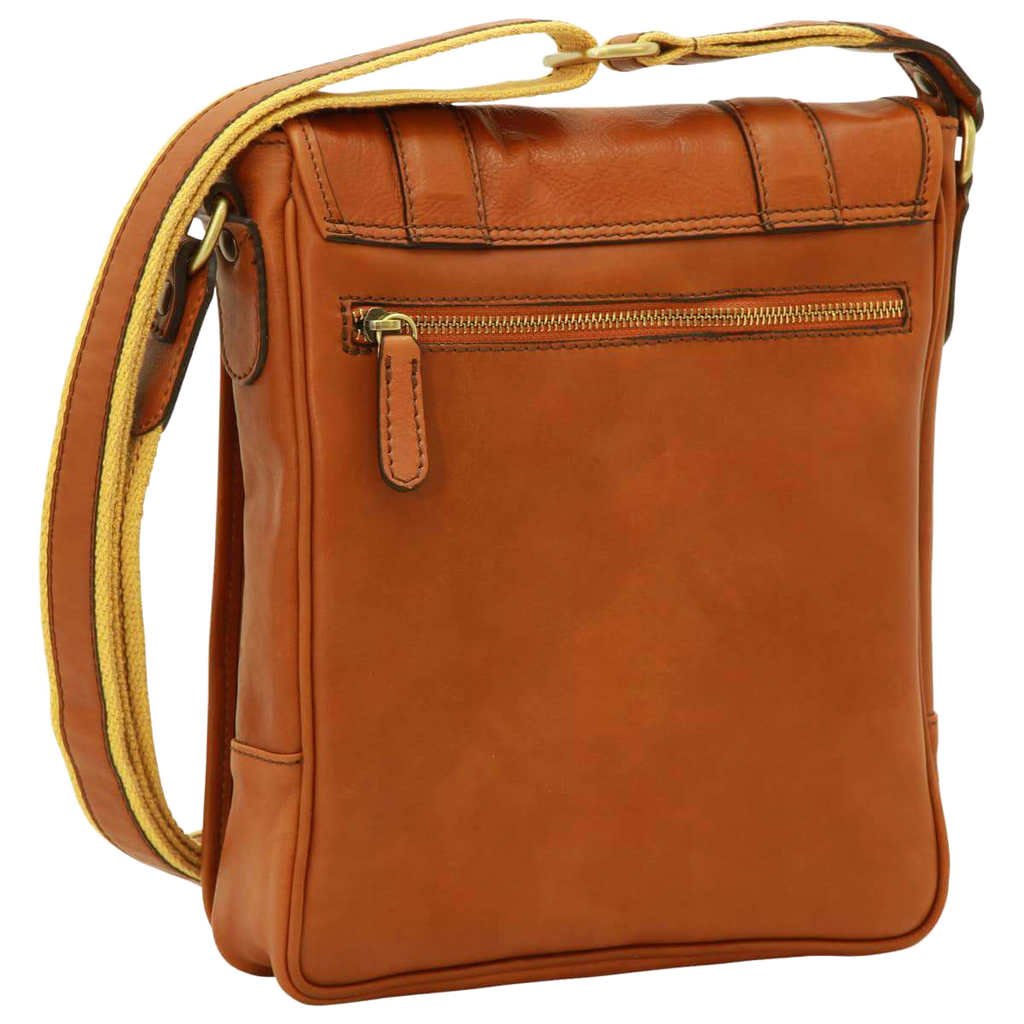 Borsa messenger in pelle cognac con patta frontale e tasca con zip