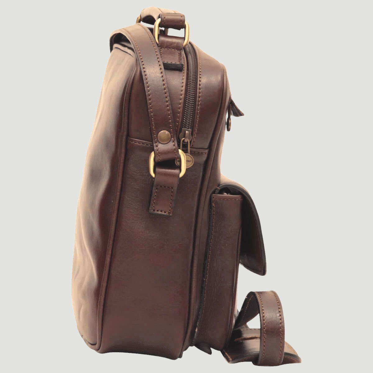 Borsa a tracolla in pelle marrone scuro con tasca frontale e tracolla regolabile