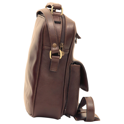 Borsa a tracolla marrone scuro con tracolla regolabile e tasca laterale.
