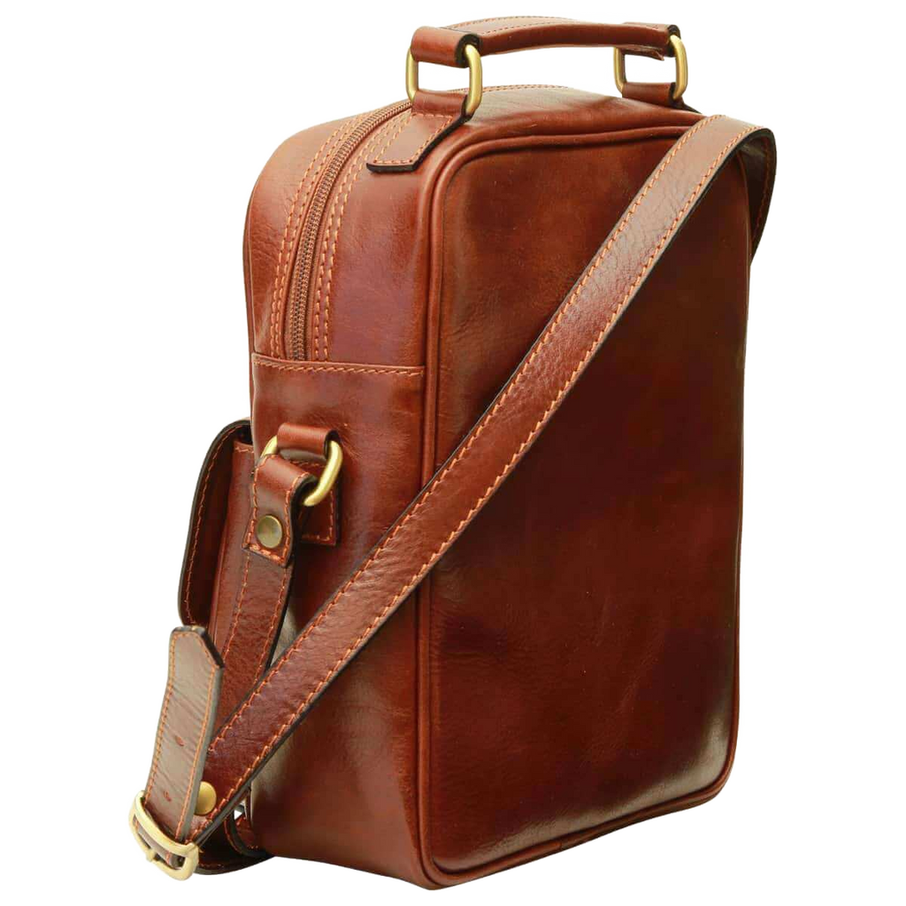 Borsa a tracolla marrone con patta frontale, fibbia e passante per tracolla
